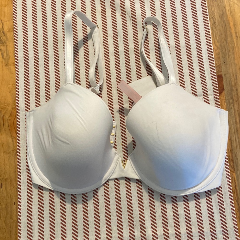 Victoria’s Secret body by Victoria love cloud bra, size 34DDD.